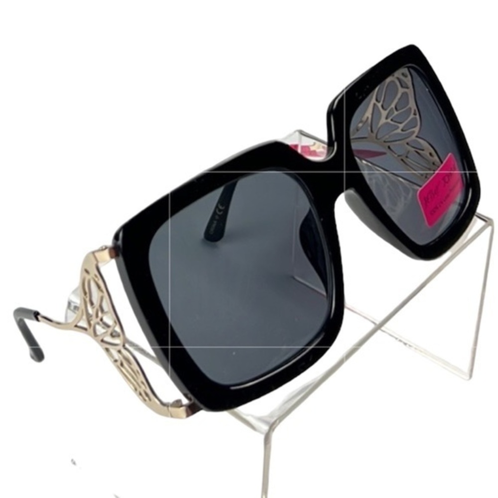 Betsey Johnson - ‘Butterfly Arm’ Sunglasses. NWT Firm!
